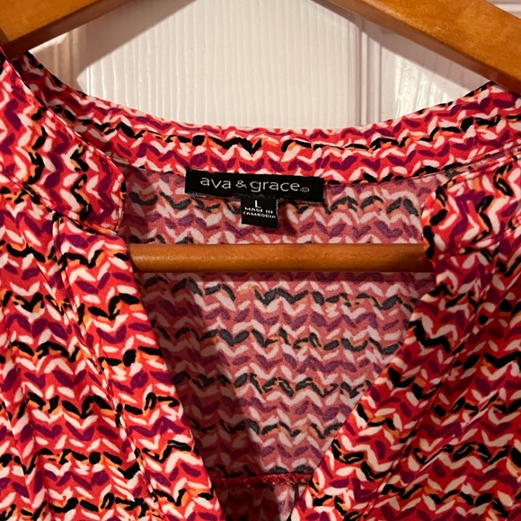 Ava & Grace Women's Geometric Patterned Top , size L - Picture 2 of 2